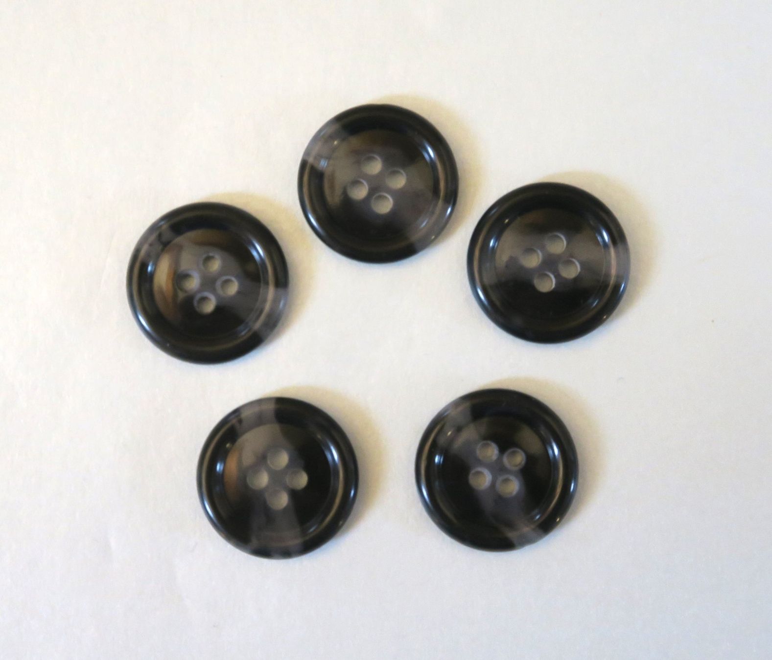 Knöpfe: 5 Knöpfe, ø 20 mm, schwarz/grau – Gebraucht aus Brittnau von marlenestone