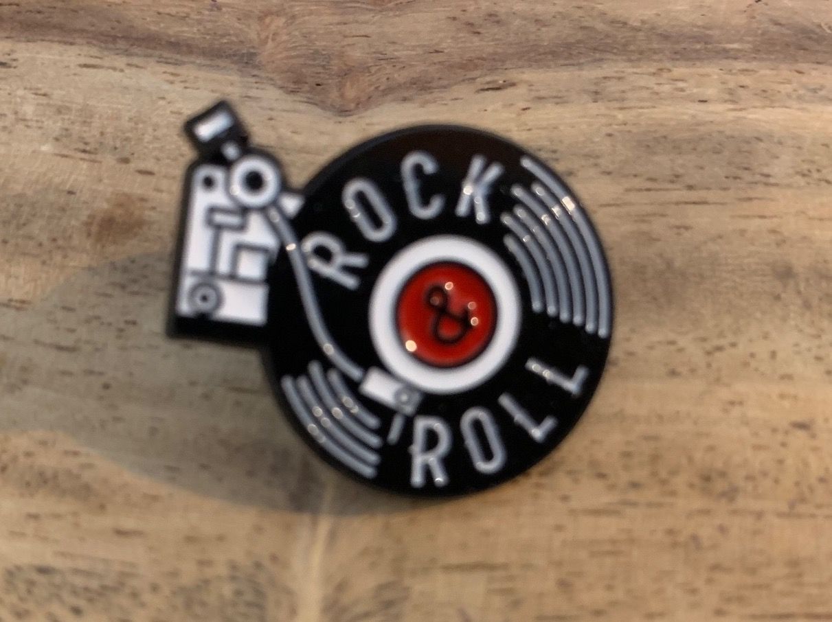 Placchette & Badge: Pin Plattenspieler Rock & Roll – Nuovo e nell'imballaggio originale da Geneve venduto da vane267