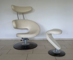 Eleganter Ledersessel mit Fusshocker