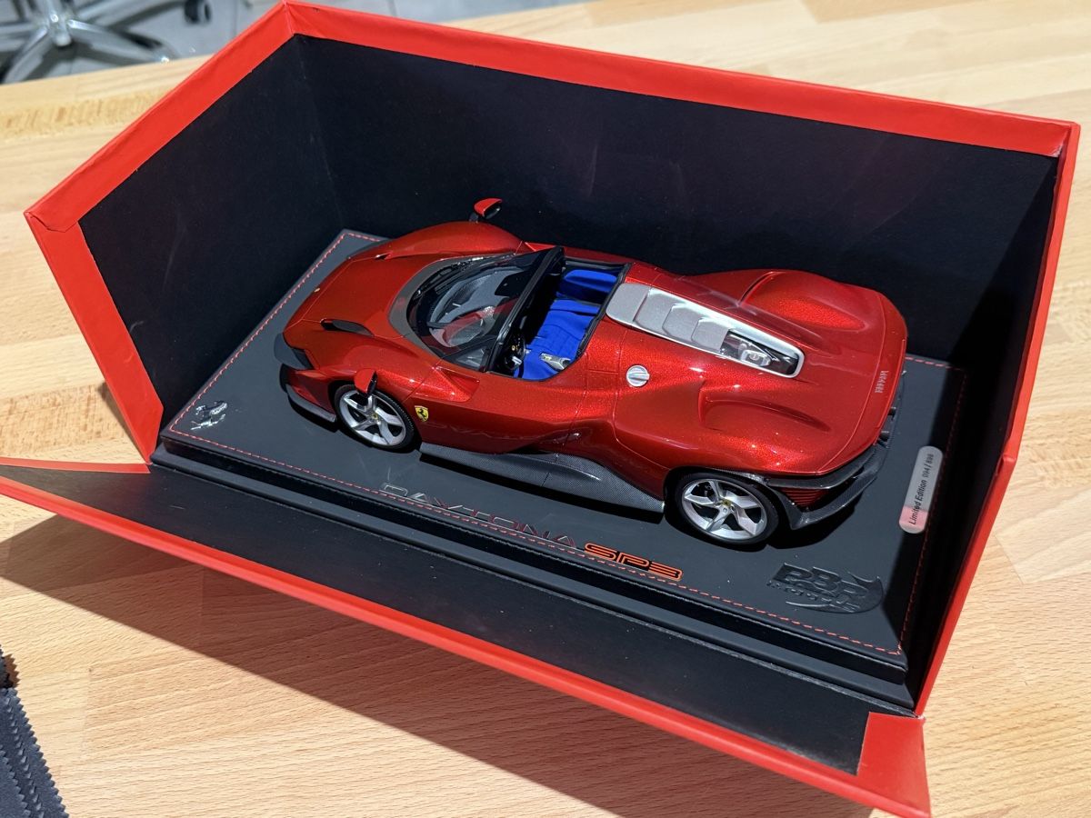 BBR Models Modellini d'auto: Ferrari Daytona SP3 BBR Models 1:18 – Nuovo (secondo la descrizione) da Unterlunkhofen venduto da Gilkessi 8