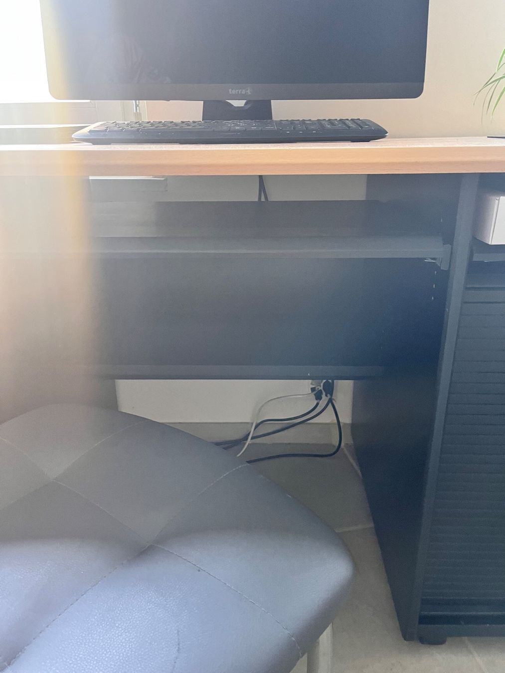 Bureaux: Schwarzer Schreibtisch mit Holzplatte – D'occasion à Bern par ewa_8csp 1