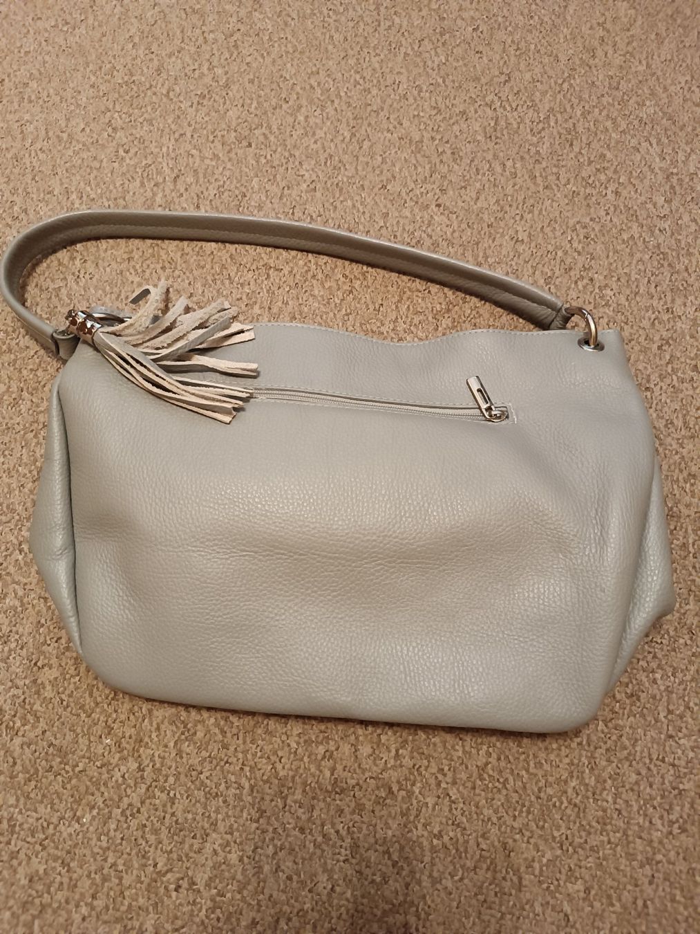 Taschen für Damen: Hellgraue Schultertasche aus Leder – Neu (gemäss Beschreibung) aus Horn von toromungo