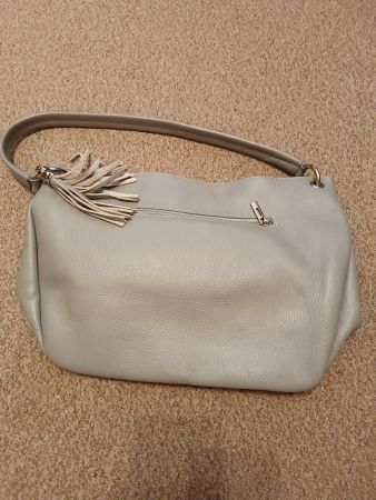 Hellgraue Schultertasche aus Leder