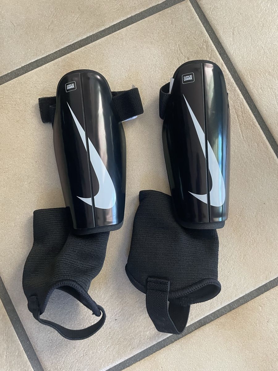 Nike Protezioni & Imbottiture: Schienbeinschoner Kinder Gr. S – Nuovo e nell'imballaggio originale da Leimbach TG venduto da sarahmaria1985