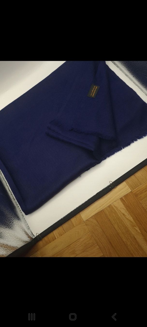 Foulard & Sciarpe: Écharpe  en cachemire  neuf – Nuovo e nell'imballaggio originale da La Chaux-de-Fonds venduto da Luxary.25cachmirepro 4