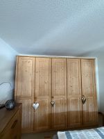 Holzschrank mit Paneeltüren