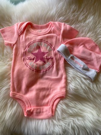 Babybody mit passender Mütze Converse