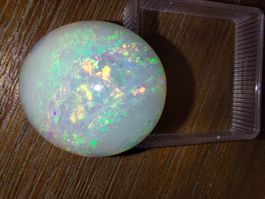 Opal oval mit schönem Farbenspiel 29.85ct