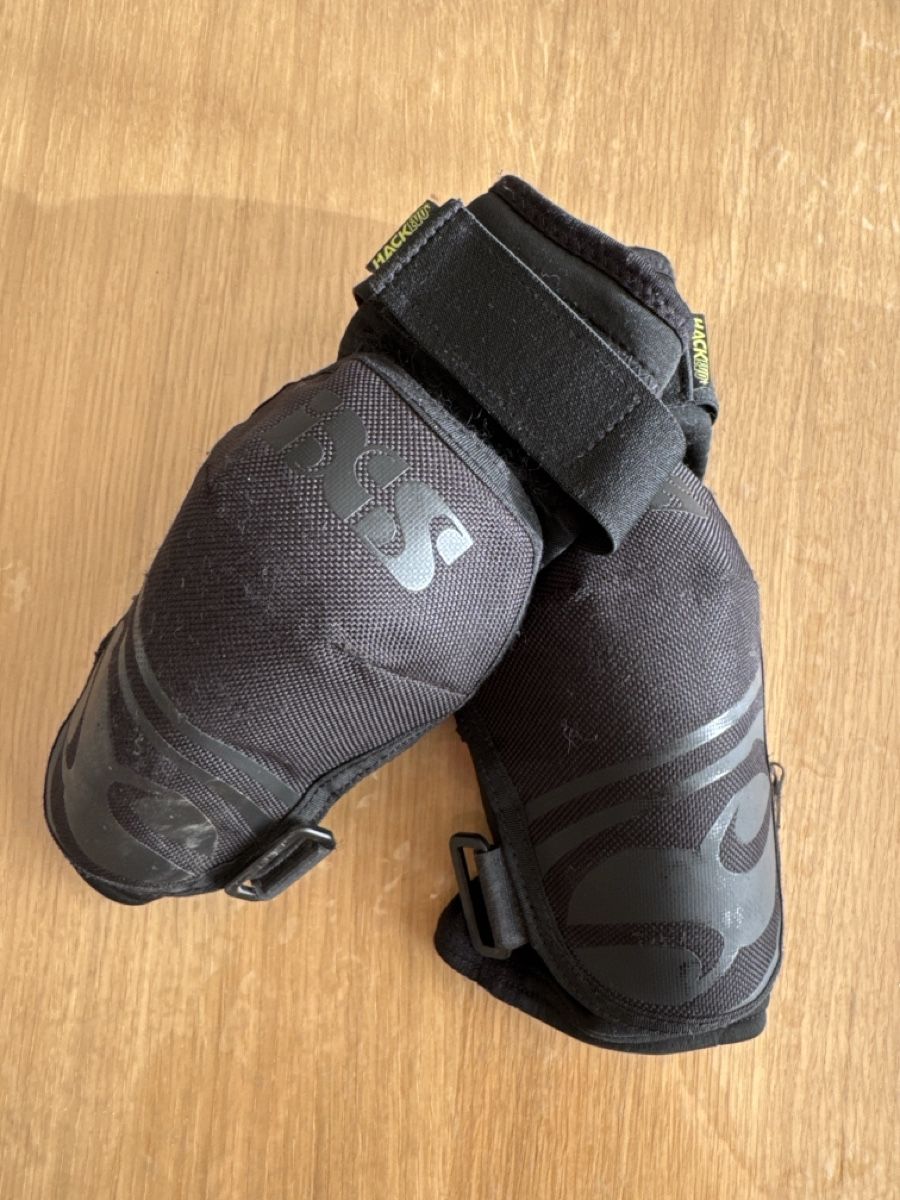 IXS Schutz & Schoner: IXS Knieschoner Hack schwarz gebraucht mit Gebrauchsspur – Defekt aus Zürich von Glam08 1