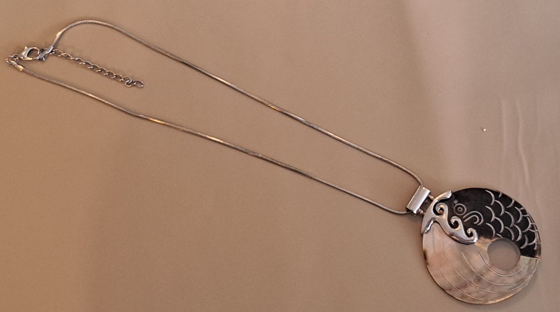 Colliers: Collier poisson nacre – D'occasion à Biel/Bienne par raf_2yqq