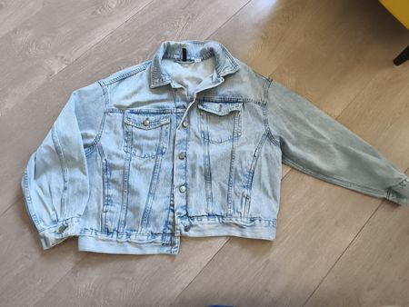 Veste en jean délavée, taille M - Parfaite pour l'automne!