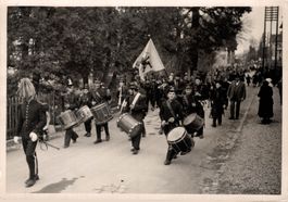 Herisau. Vorbeimarsch einer Militärmusik mit Trommeln