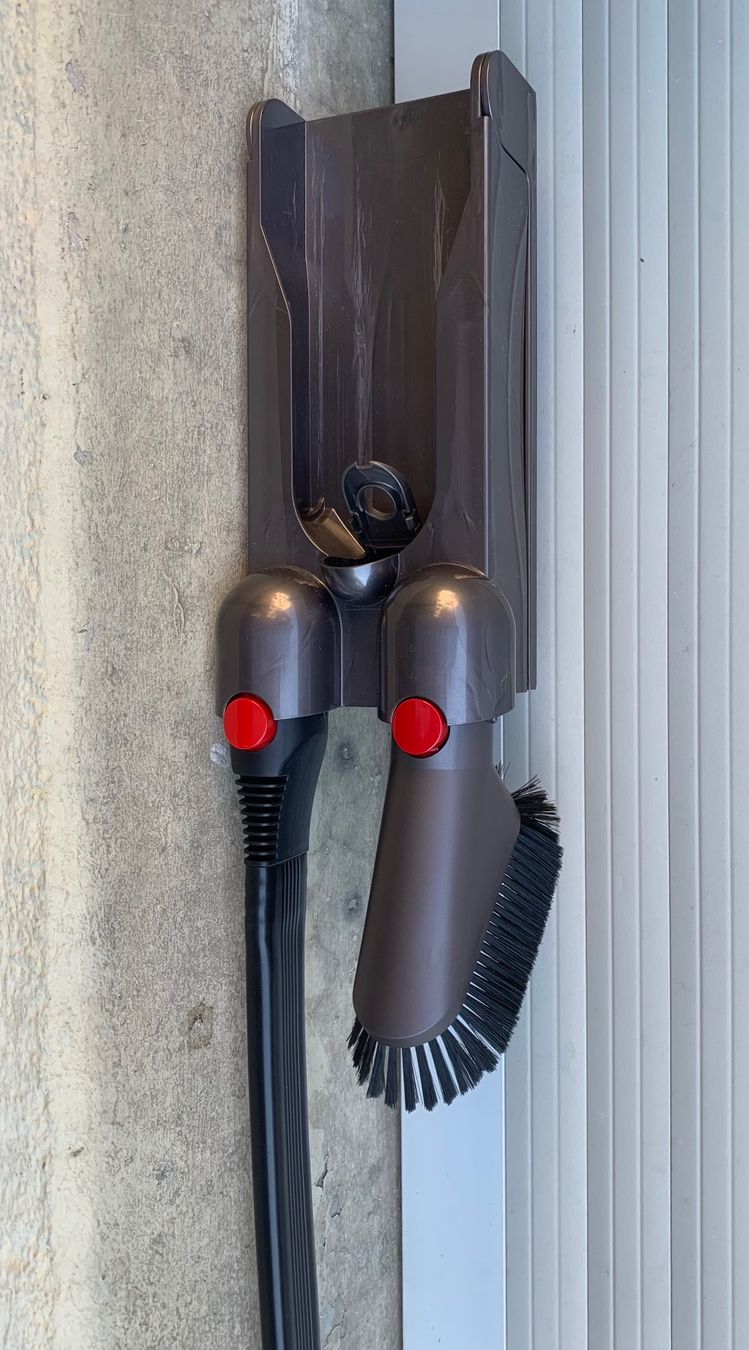 Dyson Sonstiges für Haushalt & Wohnen: Lot 3 pièces DYSON support mural, brosse et long embout – Neu (gemäss Beschreibung) aus Martigny von only__you 1