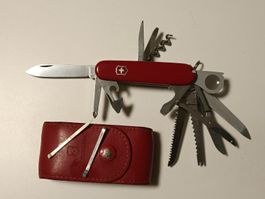 Très beau Couteau Suisse Victorinox Rouge ac étui en cuir.