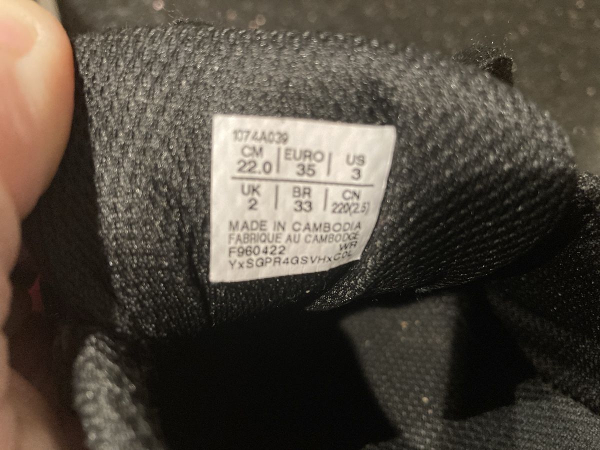Asics Scarpe per ragazzi: Asics Indoor Schuhe, Gr. 35 – Usato da Gunzwil venduto da Heimatchochi 3