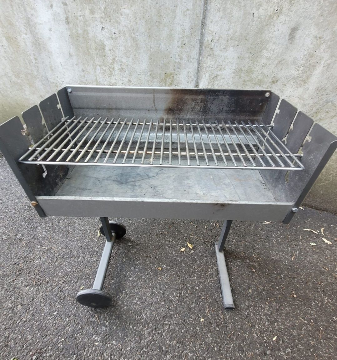 Grills: Dancook Holzkohle Grill, mit Abdeckung, rechteckig – Gebraucht aus Cham von ClaudineBB