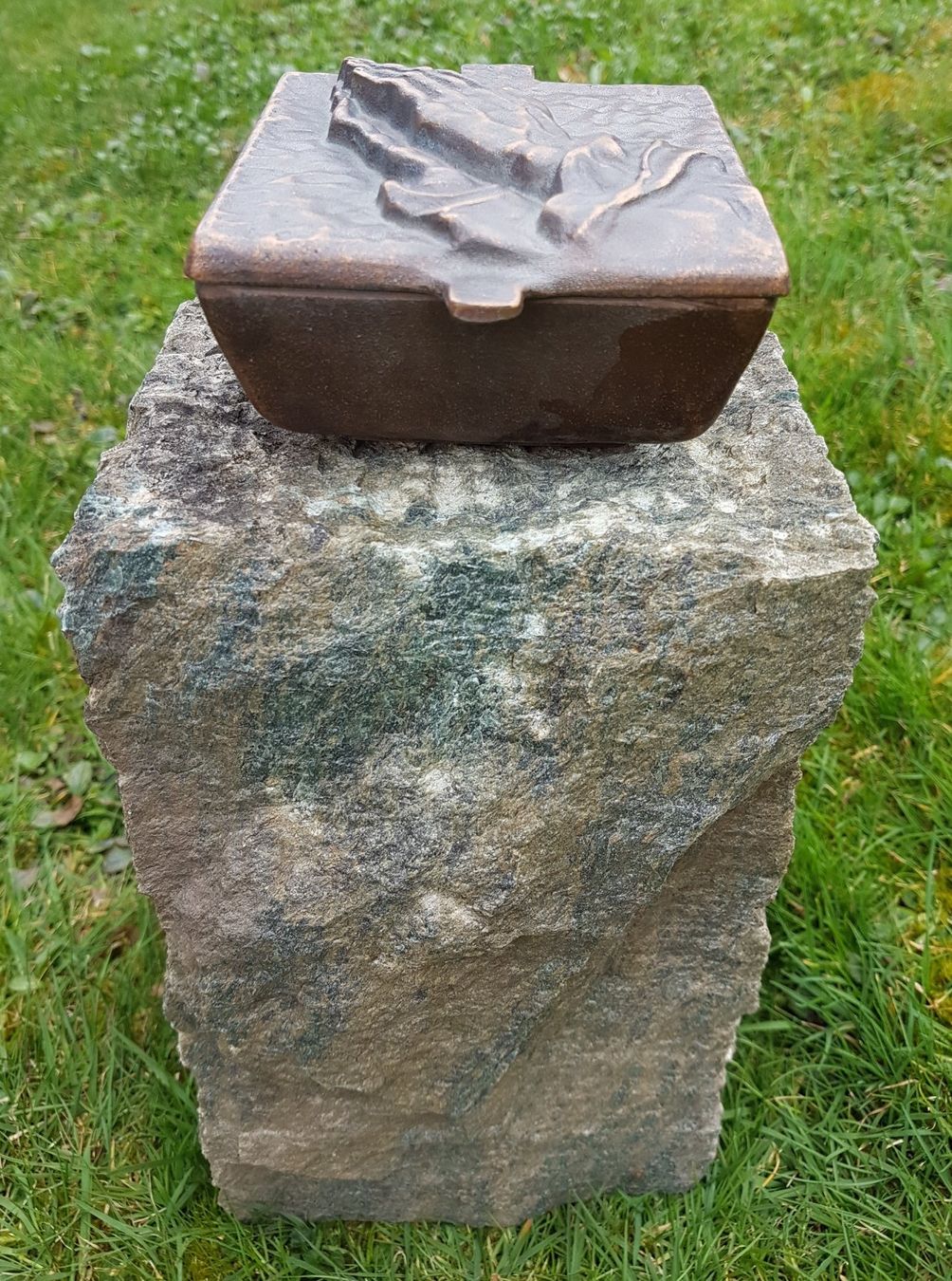 Tutte le decorazioni: WEIHWASSERSCHALE / GRABSCHMUCK (BRONZE?) – Usato da Sax venduto da prinzenrollen