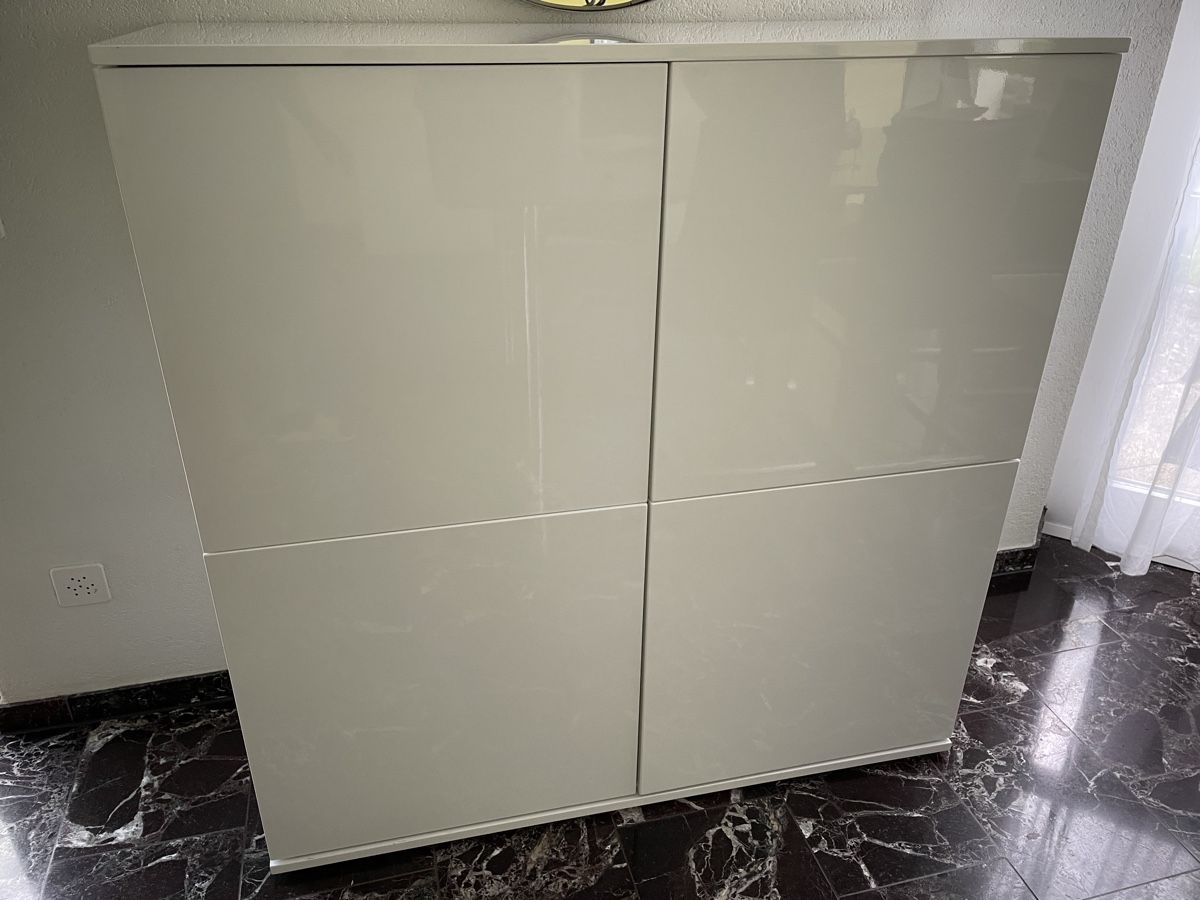 Pfister Cassettiere: Weisses Sideboard, 4-türig – Usato da Biel/Bienne venduto da Tribo85