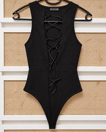 Body mit Schnürung - Ausschnitt - PrettyLittleThings