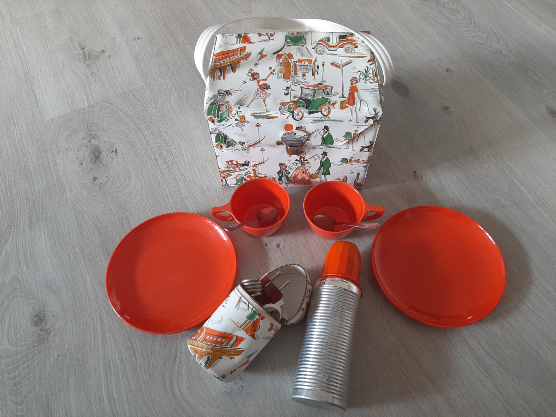 Set di piatti: Mid Century 50er 60er Vintage Oldtimer Camping Picknick Set – Usato da Erschwil venduto da Karabella 5