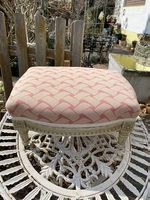 sehr hübsches antikes Schemeli mit perfektem Bezug in rosa