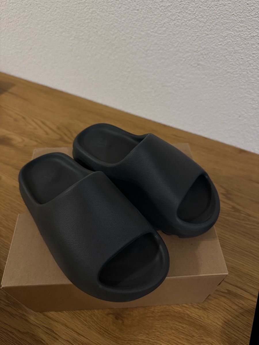 Adidas Herrenschuhe: Yeezy Slide – Neu und originalverpackt aus Oberglatt ZH von beacoutinho