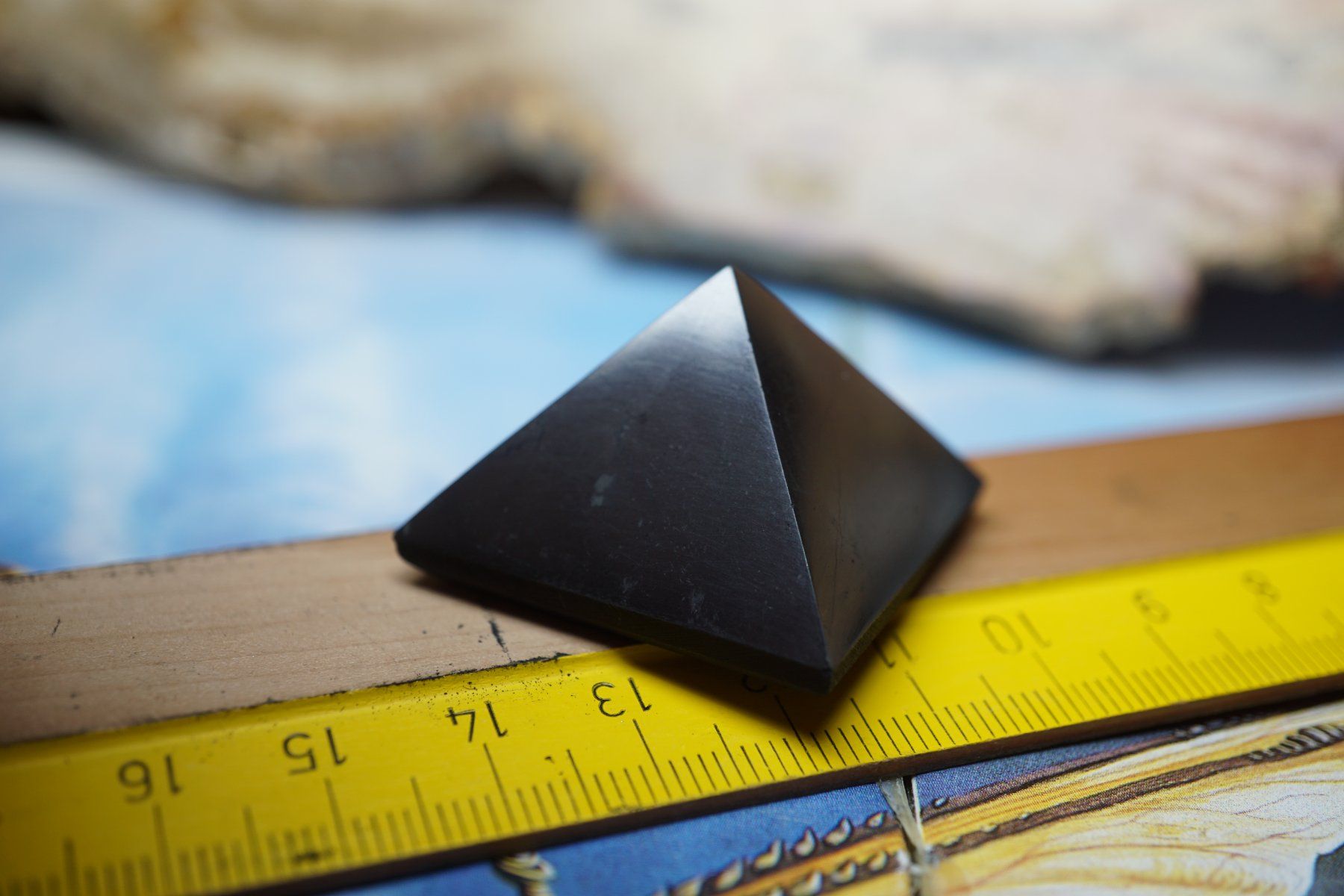Mineralien & Heilsteine: Schungit Energy Pyramide     3cm x 3cm – Neu und originalverpackt aus Eschenbach SG von  6