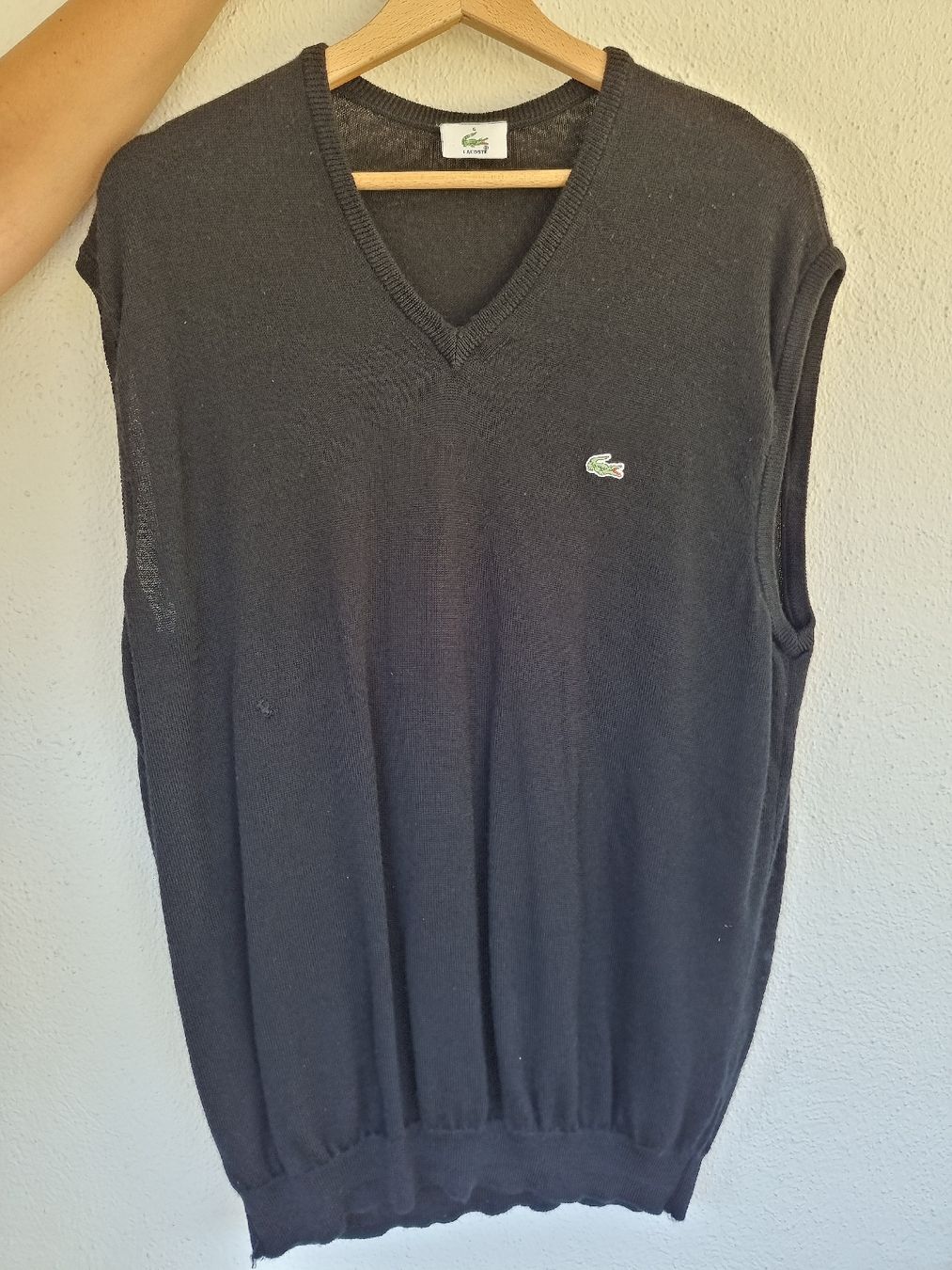 Lacoste Pullover & Sweatshirts: Pullunder Lacoste V-Ausschnitt schwarz Grösse XL/6 – Gebraucht aus Balzers von Homeandgarden
