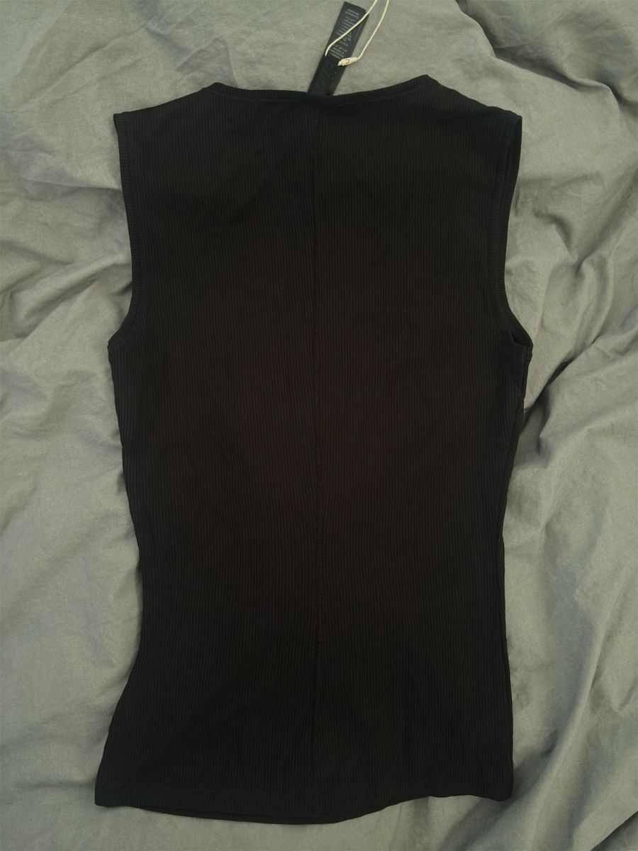 Skims Top: Skims Soft Lounge V-Neck Tank – Nuovo (secondo la descrizione) da Kriens venduto da qij_5ghs 1