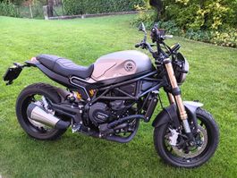 Vendo Benelli Leoncino 800/Cambio con Scooter Yamaha