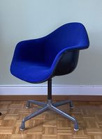Seltener EAMES Black Fiberglass Armchair HERMAN MILLER VITRA