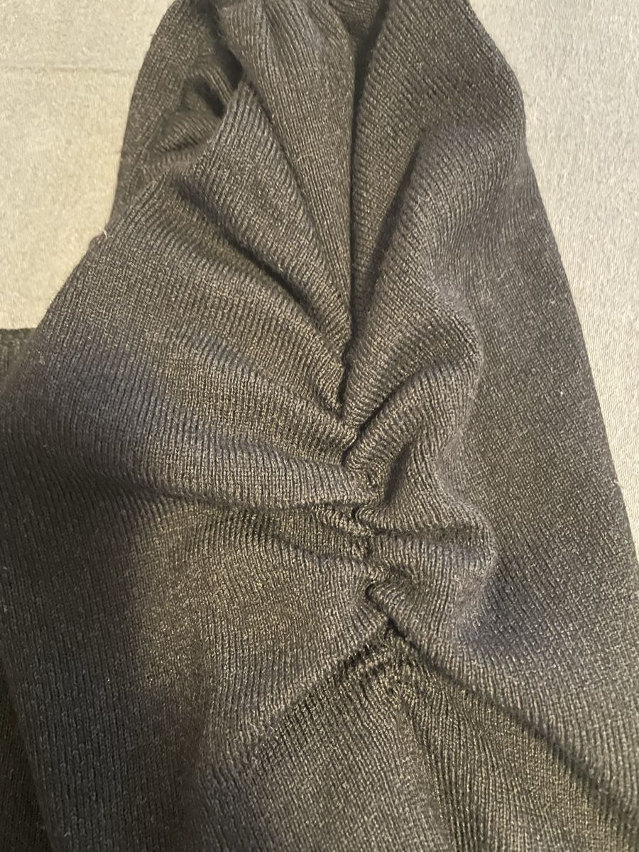 Maglioni & Felpe: Schwarzes Pulli mit Puffärmeln, Grösse M, Top Zustand! – Nuovo (secondo la descrizione) da Urdorf venduto da Anassor 1