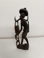 Holzfigur Mann mit Korb und Hut braun geschnitzt 27cm