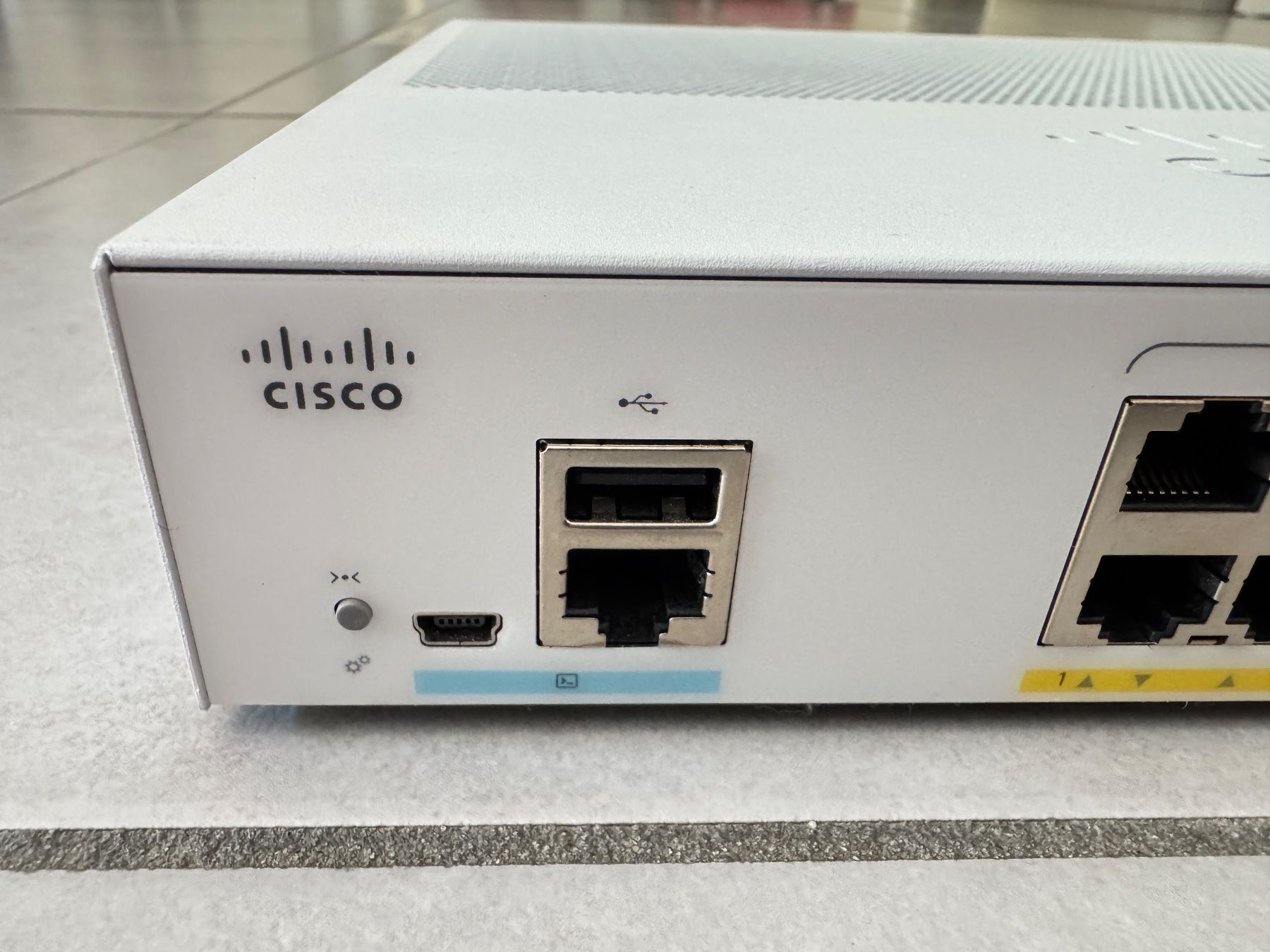 Cisco Hub & Switch: Cisco Catalyst C1000-16P-2G-L Switch professionnel PoE+ – Usato da Geneve venduto da iBest 2
