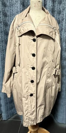 Tolle leicht glänzende Damenjacke, Grösse 48