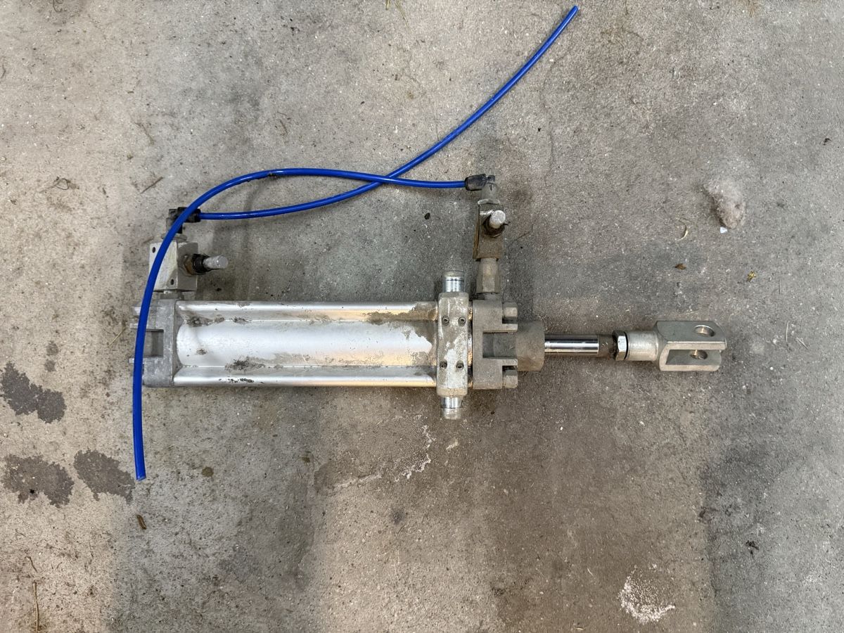Altri prodotti elettronici: Druckluft zilinder – Usato da Le Prese venduto da mantamanta02