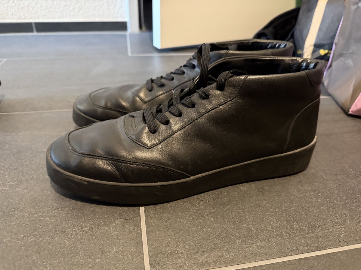 Massimo Dutti Scarpe da uomo: Schwarze Leder-Sneakers von Massimo Dutti Studio, Grösse 45 – Usato da Zürich venduto da alpazets