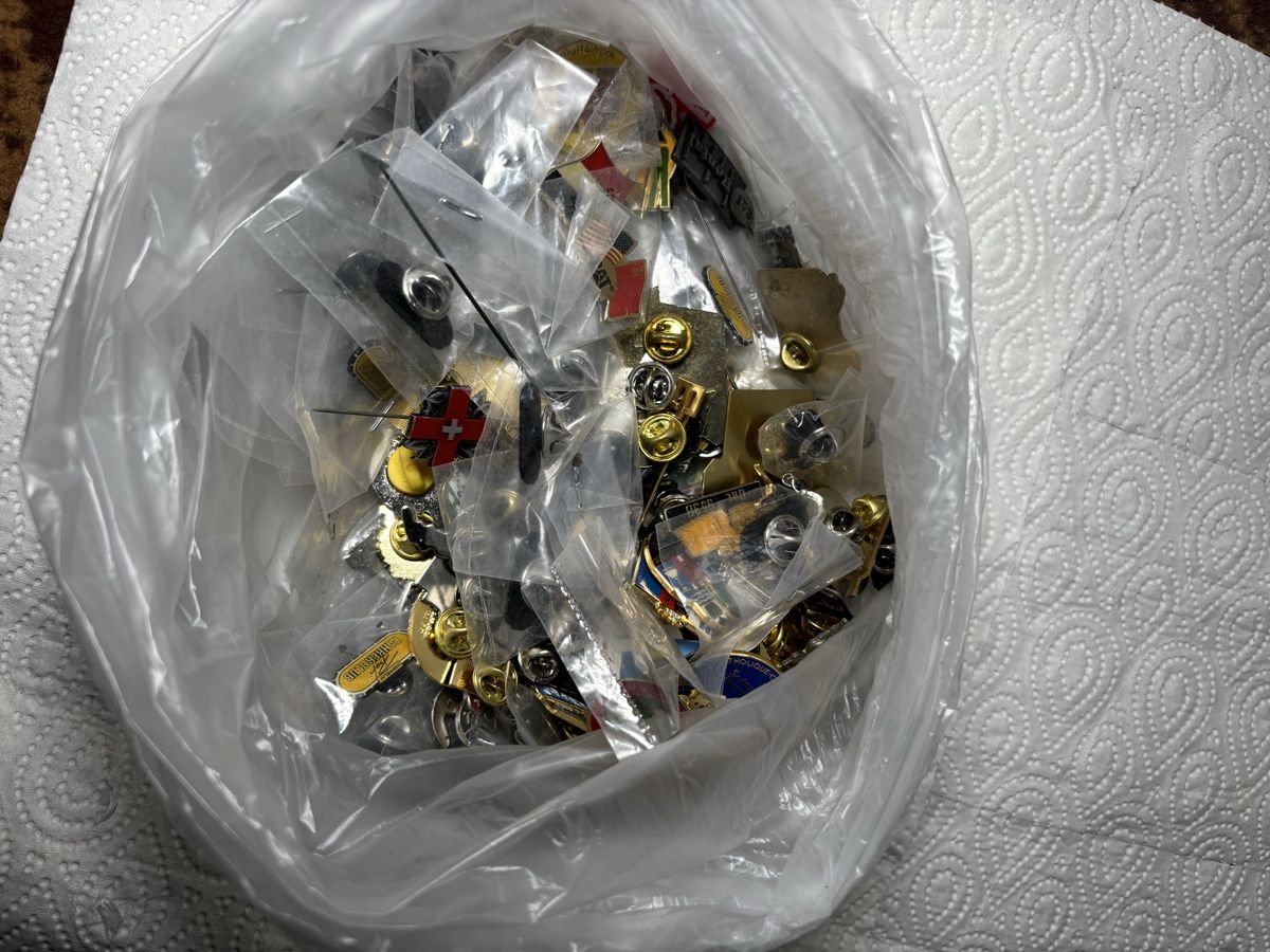 Placchette & Badge: Vintage pins – Usato da Confignon venduto da Second_Hand_Ch