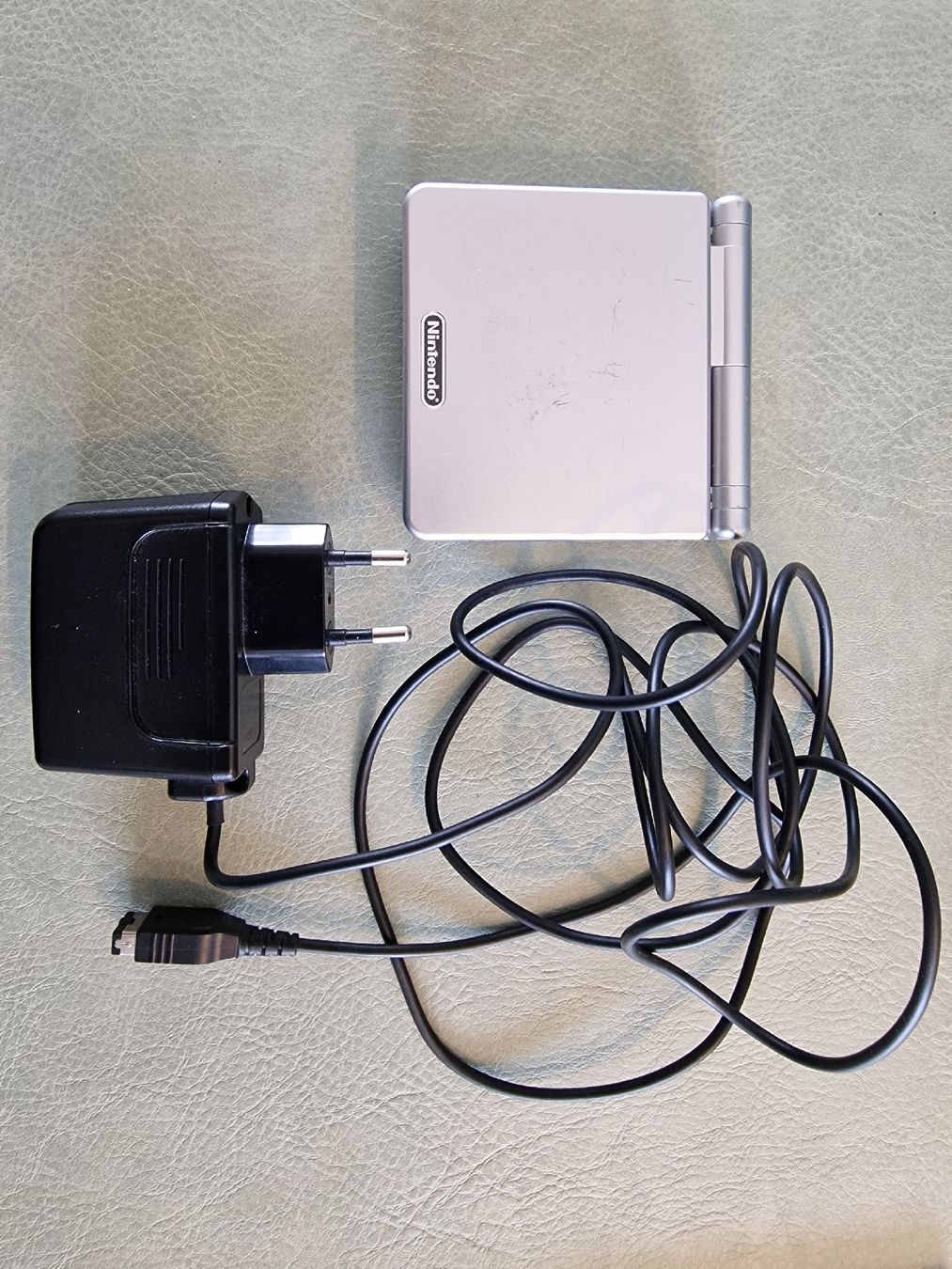 Nintendo Konsolen: Nintendo Game Boy Advance SP Silber mit Ladekabel  – Gebraucht aus Windisch von Pingu23