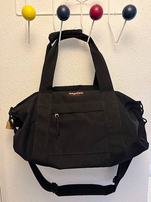 Zaini: Eastpak Rucksack Reisetasche Schwarz – Usato da Winterthur venduto da sto_n6lj