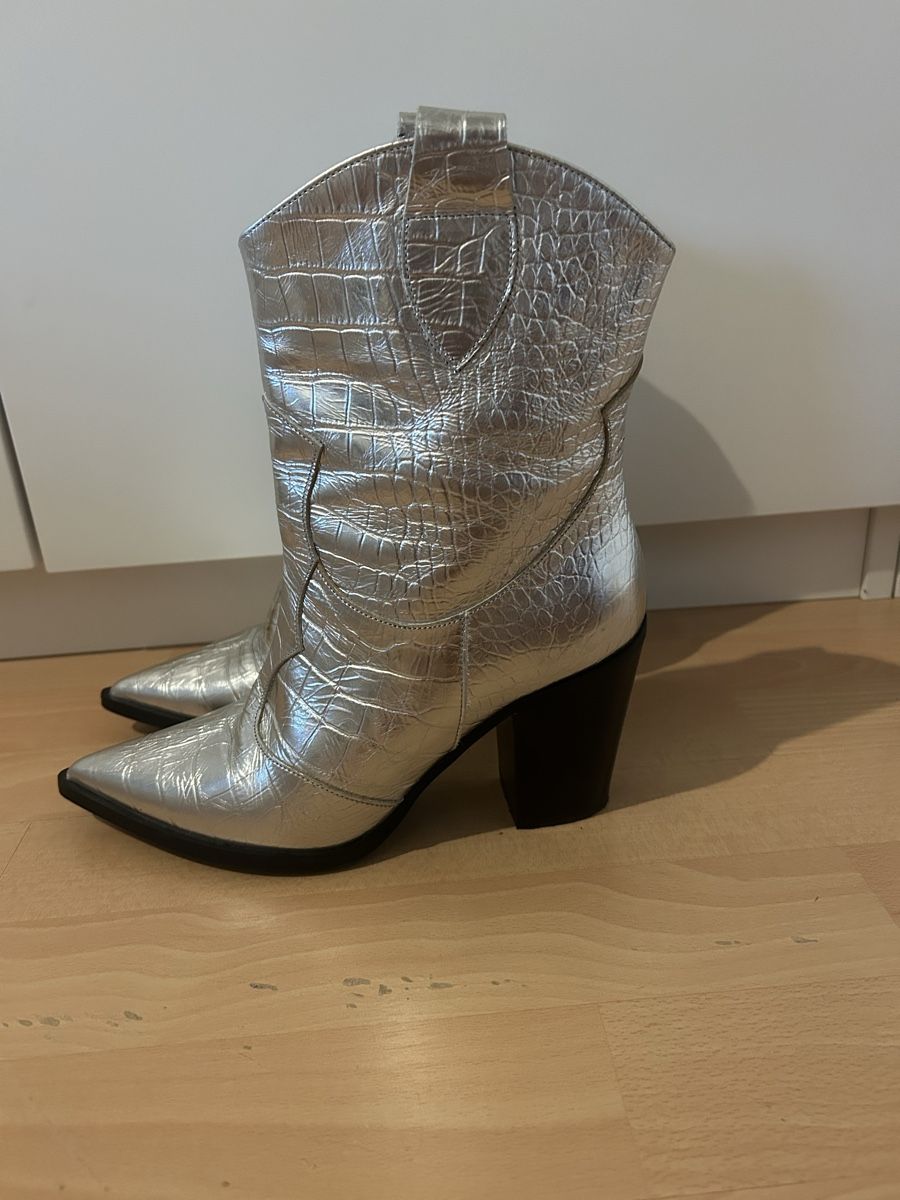 Globus Chaussures femmes: Silberne Cowboystiefel – Neuf (Voir description) à Kloten par lan_p8c8