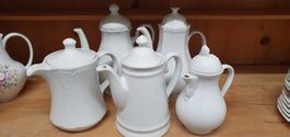 5 weisse alte Krüge Kannen Tee-oder Kaffeekannen