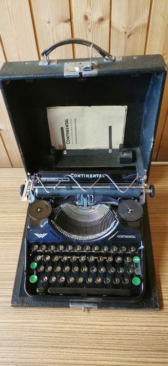 Vintage Rot Tragbare Royalschreibmaschine Steht Auf Weißem Hintergrund