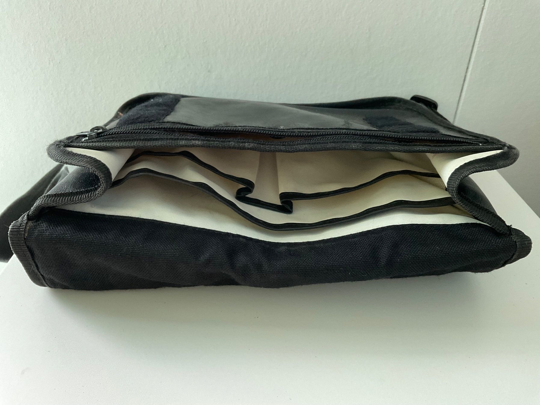 Navyboot Borse da donna: Navyboot Black Messenger Bag - Stylish & Practical! – Usato da Basel venduto da cat_sq5m 3