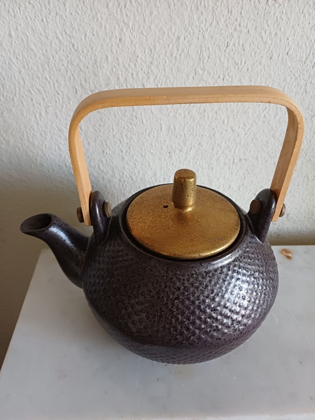 Teiere: Teekanne schwarz-gold mit Bambusgriff – Usato da Marly venduto da Rolmax