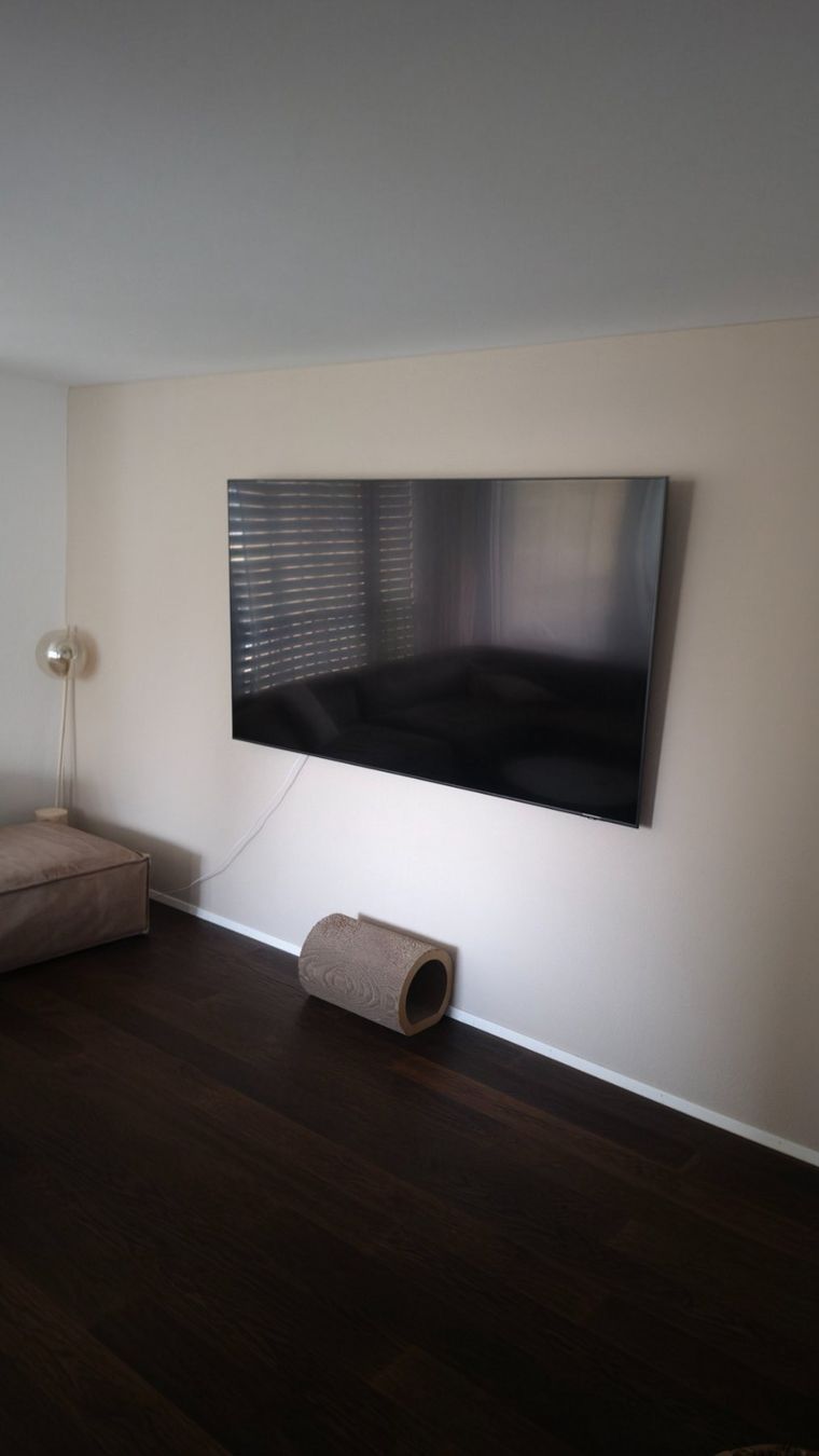 Samsung Televisori: Samsung QLED 85" TV QE85Q60BAU – Usato da Oftringen venduto da xRazer 2