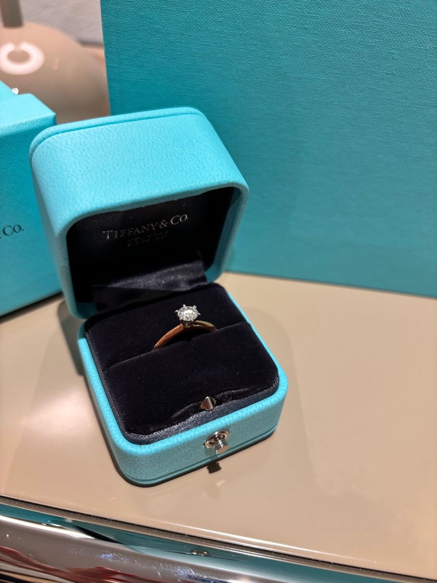Tiffany & Co. Bagues: Wunderschöner Tiffany & Co. Solitär Ring, 0,51 Karat – Neuf (Voir description) à lenzburg par naemi30 2