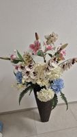 Dekorative Kunstblumen Arrangement mit Designer Vase, Top Zu