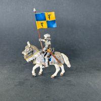 Schleich 70008 Fahnenträger auf Pferd Löwenritter Ritterburg