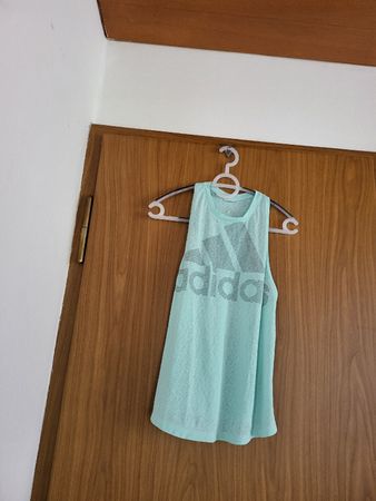 Top Adidas turquoise idéal pour le sport, taille S/36!